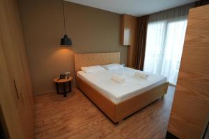 Postel nebo postele na pokoji v ubytování Alvin Comfort Hotel