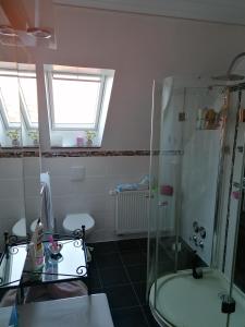 Ένα μπάνιο στο Großzügiges Wohnstudio mit Balkon und Badbenutzung