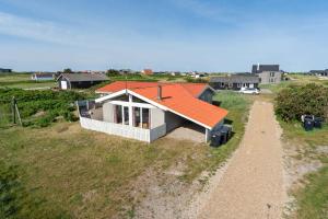 una vista dall'alto di una casa con un tetto arancione di Pool House Close To The Coast a Vestervig