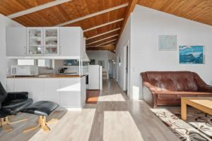 un soggiorno con un divano e un tavolo di Pool House Close To The Coast a Vestervig