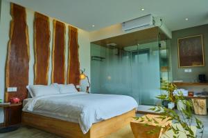 سرير أو أسرّة في غرفة في Nature Cure Village Lodge-婺源自在舍