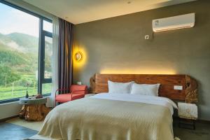 سرير أو أسرّة في غرفة في Nature Cure Village Lodge-婺源自在舍