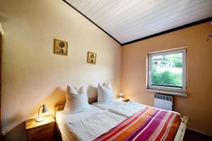 Postel nebo postele na pokoji v ubytování Krüseliner Mühle - Bungalow Rethra