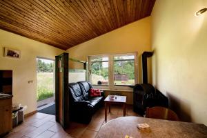 Posezení v ubytování Krüseliner Mühle - Bungalow Rethra