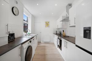 Kuchyň nebo kuchyňský kout v ubytování NEW! Stunning 4 Bedroom Home in South Shields by Stay With Us, Perfect for Families & Contractors!, FREE Parking!