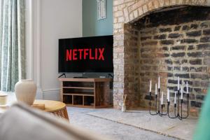 TV a/nebo společenská místnost v ubytování NEW! Stunning 4 Bedroom Home in South Shields by Stay With Us, Perfect for Families & Contractors!, FREE Parking!