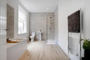 Koupelna v ubytování NEW! Stunning 4 Bedroom Home in South Shields by Stay With Us, Perfect for Families & Contractors!, FREE Parking! + 33 fotografií