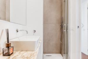 a bathroom with a sink and a shower at Casa Jordan 47 in Rome +22 photos