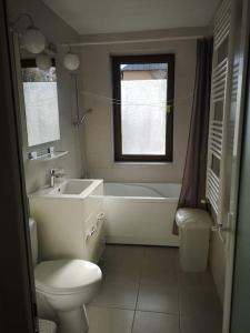 un bagno con un water, una vasca e un lavandino di Studio Sat Vacanta Free parking a Constanţa
