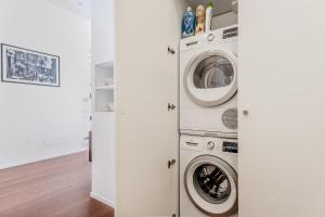 a laundry room with two washer and dryer at Casa Jordan 47 in Rome