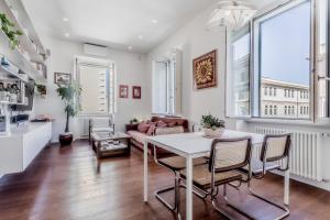a kitchen and living room with a table and chairs at Casa Jordan 47 in Rome