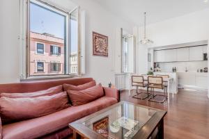 a living room with a couch and a table at Casa Jordan 47 in Rome