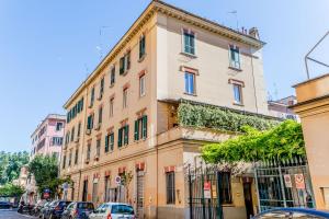 a tall building with cars parked on a street at Casa Jordan 47 in Rome