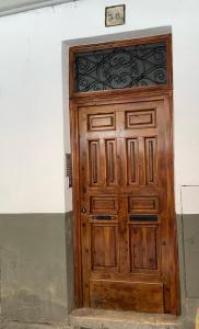 a wooden door with a clock on top of it at C-MAyOR 2 personas in Alcalá de Henares