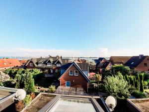una vista de una casa con piscina en Ferienhaus Auen, en Maasholm