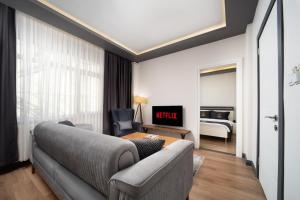 TV a/nebo společenská místnost v ubytování Bakırköy Zeugma Suit Otel