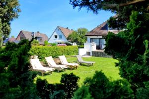 Κήπος έξω από το Moderne 1 Zimmer Ferienwohnung im Landhaus Haffkrug mit Terrasse, Gartenblick und Parkplatz in ruhiger Lage