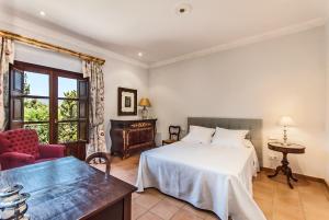 サンタ・マリア・デル・カミにあるVilla Santa María Dreams AWARDED 2025のベッドと椅子と暖炉のある寝室 +39枚の写真