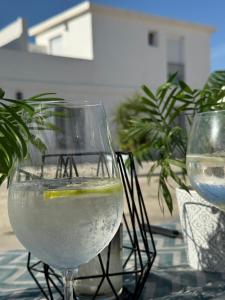 Un vaso de agua con lima. en Apartamentos Muñoz Fornell 2, en Chiclana de la Frontera