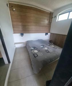 a large bed in a room with a window at Bungalow charmant avec jardin à Saint-Louis, piscine partagée in Saint-Louis