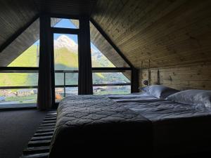 Postel nebo postele na pokoji v ubytování Checkin Kazbegi