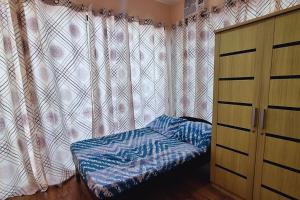 Ένα ή περισσότερα κρεβάτια σε δωμάτιο στο Balcon- Your Cozy Camotes Island Escape