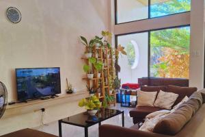 Μια τηλεόραση ή/και κέντρο ψυχαγωγίας στο Balcon- Your Cozy Camotes Island Escape