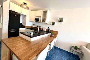 Kuchyň nebo kuchyňský kout v ubytování Golfe Juan - 4 People - Sea View - Swimming Pool - Garage