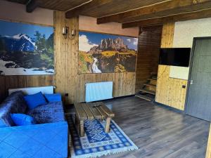 TV a/nebo společenská místnost v ubytování Checkin Kazbegi