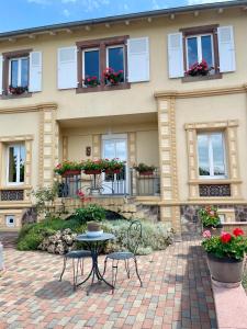 Taman di luar Le "Vue sur Châteaux" - avec parking proche Colmar