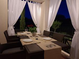 a long table with chairs and glasses and a window at Bogdanov in Lozenets
