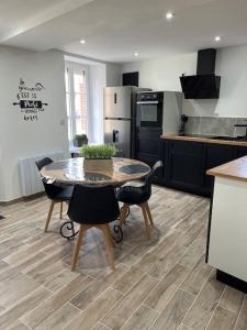 Kuchyň nebo kuchyňský kout v ubytování La maison des hôtes + 16 fotografií