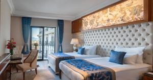 Кровать или кровати в номере Lords Palace Hotel SPA Casino