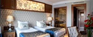 Кровать или кровати в номере Lords Palace Hotel SPA Casino