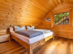 a bedroom with a bed in a log cabin at Blockhausferien Rügen - Meerblick in Sassnitz