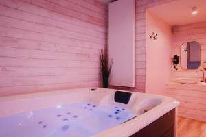 Koupelna v ubytování Hôtel Mademoiselle + 37 fotografií