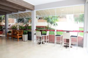 a lobby with a bar with chairs and tables at Hotel Giordano Mantiqueira in São João da Boa Vista