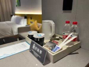 北京大兴国际机场希尔顿花园酒店客房内的一张或多张床位