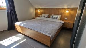Un dormitorio con una cama grande en una habitación. en Lubie Apartments Lubieszewo, en Lubieszewo 76 fotos más