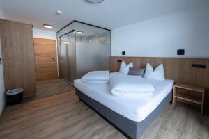 ノイシュティフト・イム・シュトゥーバイタールにあるHotel Steuxnerのベッドルーム(大きな白いベッド1台、シャワー付) +46枚の写真