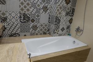 e bagno con vasca bianca e doccia. di Hotel Brothers Solo a Solo