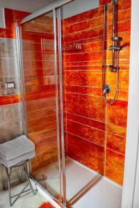 una doccia con sedia in bagno di Bed & Breakfast Paghiet ad Andria