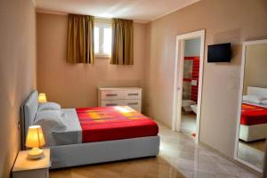 una piccola camera con letto e bagno di Bed & Breakfast Paghiet ad Andria