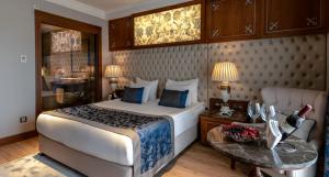 Кровать или кровати в номере Lords Palace Hotel SPA Casino