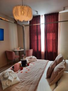 Postel nebo postele na pokoji v ubytování Hôtel Mademoiselle