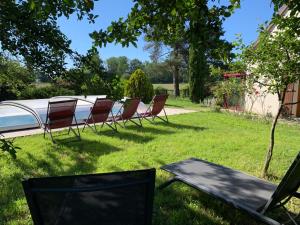 Vườn quanh Gîte 3 étoiles les Gourlines avec balneo, véranda, piscine et garage