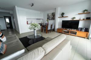 TV a/nebo společenská místnost v ubytování ApartView by Rent like home + 37 fotografií