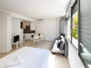 a room with a bed and a couch and a kitchen at M2 Apartament cèntric in Terrassa