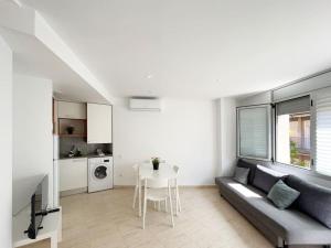 a living room with a couch and a table at M2 Apartament cèntric in Terrassa