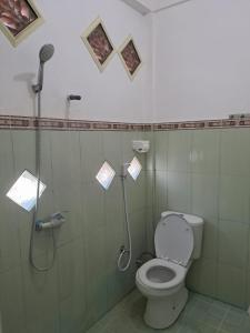 un baño con inodoro y ducha en Lamancha Homestay, en Kuta Lombok